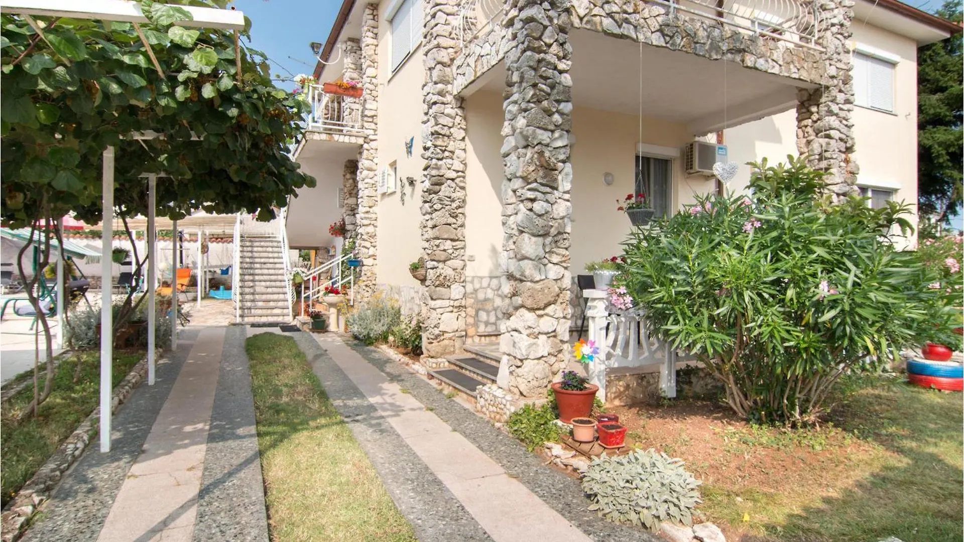 Gorgeous Apartment In Valbandon With Wifi