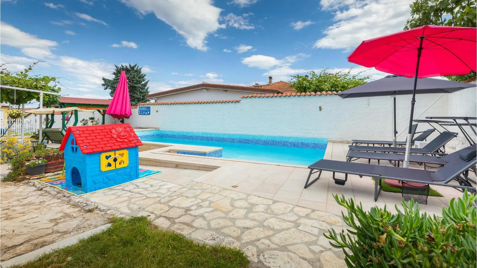 Gorgeous Apartment In Valbandon With Wifi